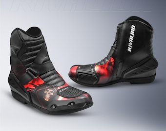 Könnte beinhalten: Schwarze Motorradstiefel mit roten Flammen- und Totenkopf-Grafiken. Die Stiefel haben einen seitlichen Reißverschluss und eine Schnalle. Der Markenname "RIVALION" ist auf der Seite aufgedruckt.
