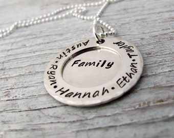 Collar personalizado de plata de ley con nombres de familia, grabado a mano