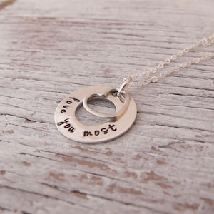 Collar de corazón de plata de ley con grabado a mano: Te quiero mucho