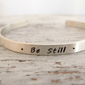 Gepersonaliseerde sterling zilveren manchetarmband, met de hand gestempeld, inspirerend, wees stil, kindernamen