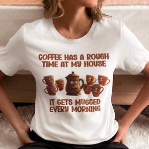 Divertente maglietta Bella+Canvas per amanti del caffè, idea regalo umoristica per dipendenti dalla caffeina, maglietta grafica sarcastica, maglietta con gioco di parole Java esilarante per lei