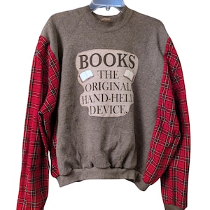 Sudadera reciclada para amantes de los libros: gráfico de libros con apliques inversos y mangas de franela a cuadros.