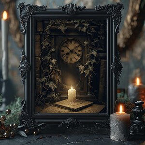 Puede incluir: Imagen enmarcada en negro con un reloj, hiedra y una vela encendida. El reloj tiene números romanos y está rodeado de vegetación. Una vela está sobre un libro frente al reloj. El marco tiene detalles ornamentados.