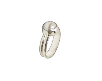 Pearl and Sterling Silver Hand Crafted Ring, size 5-1/4  r55prlf3555