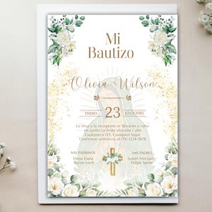 Puede incluir: Una tarjeta de invitación blanca con el texto "Mi Bautizo" y "Olivia Wilson" en escritura elegante. La tarjeta está decorada con arreglos florales y detalles dorados. La fecha es el 23 de enero, a las 10:00 horas.