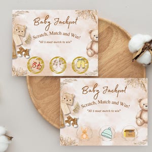 Può includere: Due biglietti gratta e vinci per baby shower con una combinazione di colori beige e marrone neutri. I biglietti recitano "Baby Jackpot" e "Scratch, Match and Win!" con illustrazioni di articoli per bambini. Un biglietto presenta una bicicletta, scarpine e pantaloni.