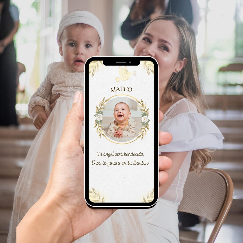 May include: A smartphone displays a baptism invitation with the name "Mateo" at the top. The invitation features a photo of a smiling baby within a gold floral wreath. Text below reads "Un &aacute;ngel ser&aacute; bendecido. Dios te guiar&aacute; en tu Bautizo."