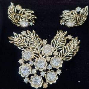 Vintage Rhinestone Floral Brooch and Earrings Set – Gold Tone Mid Century Jewelry – Sparkling Retro Cluster Pin with Clip-On Earrings