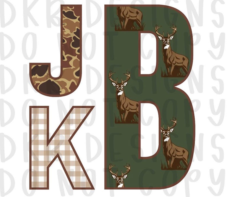Puede incluir: Un dise&ntilde;o decorativo con las letras J, K y B. La letra J est&aacute; rellena con un patr&oacute;n de camuflaje marr&oacute;n. La letra K tiene un patr&oacute;n de cuadros beige y blanco. La letra B es verde con ilustraciones de ciervos.