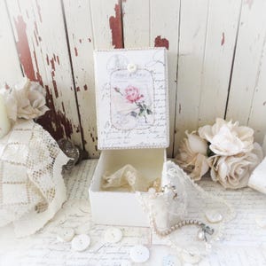 LOVELY BOX❤︎ Lovely 1940's Collectible Paper Covered Hat / Storage Box