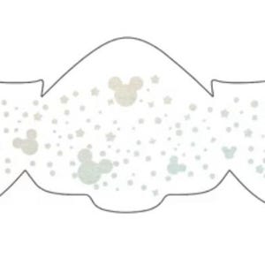 Puede incluir: Una mascarilla facial blanca con un patrón de Mickey Mouse azul claro, rosa y amarillo. La mascarilla tiene un fondo de puntos y está diseñada para niños.