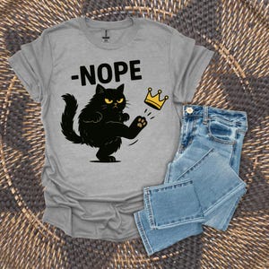アメリカに王はいない黒猫シャツ、王はいないシャツ、面白い政治ミームTシャツ、愛国的なシャツ、自由の女神シャツ、社会正義シャツ