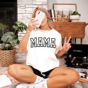 Camiseta Mama Academy, Camiseta de mãe com letras maiúsculas, Camiseta fofa de mãe, Presente de Dia das Mães, Camiseta de mãe estilo faculdade, Roupa de mãe moderna, Camiseta de mãe nova