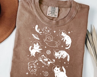 レトロな宇宙猫Tシャツ、おもしろヴィンテージ猫シャツ、コンフォートカラーズ® Y2K子猫Tシャツ、宇宙飛行士猫好きへのギフト、かわいい猫ママシャツ、猫Tシャツ