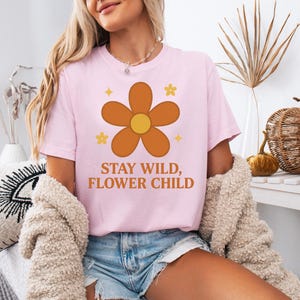 ヴィンテージ フラワー T シャツ、レトロ 70 年代グラフィック T シャツ、ステイ ワイルド フラワー チャイルド シャツ、ボヘミアン スタイル T シャツ、ヒッピー ファッション、グルーヴィーなフローラル T シャツ