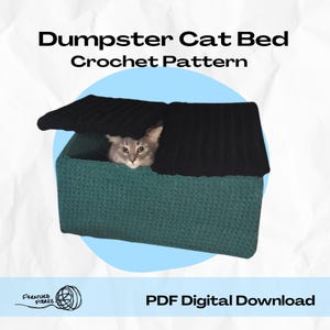 Pode incluir: Uma cama para gatos de crochê verde-azulado em forma de caixote do lixo, com uma tampa preta. Um gato cinzento espreita de dentro. O texto diz "Dumpster Cat Bed Crochet Pattern" e "PDF Digital Download". O logotipo da Frenzied Fibres está no canto inferior esquerdo.