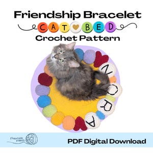 Op de afbeelding: Een haakpatroon voor een kattenbed in de vorm van een vriendschapsarmband. Het ontwerp toont een grijze kat die op een geel bed ligt met kleurrijke, ronde accenten. De tekst "Friendship Bracelet CAT BED Crochet Pattern" wordt boven de kat weergegeven.
