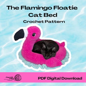 Może przedstawiać: Wzór szydełkowy na legowisko dla kota w kształcie różowego flaminga do pływania z czarnym dziobem i białymi akcentami. Tekst głosi The Flamingo Floatie Cat Bed Crochet Pattern oraz PDF Digital Download. Czarny kot śpi wewnątrz legowiska.
