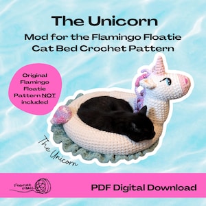 Puede incluir: Un patrón de ganchillo para una cama para gatos con forma de unicornio, titulado The Unicorn Mod for the Flamingo Floatie Cat Bed Crochet Pattern. La imagen muestra un gato negro descansando dentro de una cama de ganchillo blanca con forma de anillo, con cabeza y cola de unicornio.