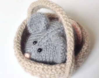 Squeaky Mouse in a Basket toy knitting patterns