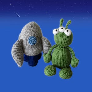 Strickanleitung: Alien Adventure Spielzeug mit Weltraumrakete in DK Yarns (Digitaler PDF Download)