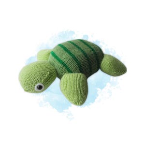 Puede incluir: Una tortuga tejida a mano en tonos verdes. La tortuga tiene un cuerpo redondeado con rayas verdes oscuras, cuatro extremidades en forma de aleta y una cabeza pequeña con un solo ojo negro. El fondo tiene un efecto de acuarela azul claro.