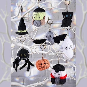 Könnte beinhalten: Eine Sammlung handgefertigter Schlüsselanhänger zum Thema Halloween. Die Schlüsselanhänger umfassen einen schwarzen Hexenhut, Frankensteins Monster, eine schwarze Katze, eine Fledermaus, einen Geist, eine Spinne, einen Kürbis und einen Vampir. Jeder Schlüsselanhänger ist aus Strick gefertigt.