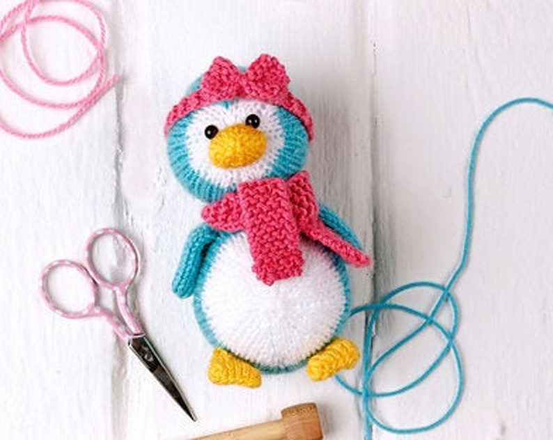 Penny the Penguin toy knitting pattern imagem 1