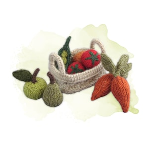 Puede incluir: Una colección de verduras tejidas, que incluye tomates, zanahorias, manzanas y peras. Los tomates son rojos con detalles verdes, y las zanahorias son naranjas con hojas verdes. Las verduras están en una cesta tejida.