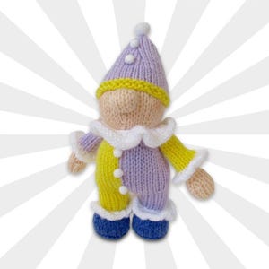 Può includere: Bambola da giullare lavorata a mano. Ha un cappello lavanda con pompon bianchi, un completo giallo e lavanda e scarpe blu. Colletto e polsini con volant bianchi. Un giocattolo morbido e stravagante.
