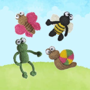 Puede incluir: Cuatro criaturas caprichosas de punto sobre un fondo de cielo azul y hierba verde. Una mariposa rosa, una abeja negra y amarilla, una rana verde y un caracol marrón con una concha colorida. Cada uno tiene ojos grandes y saltones, lo que añade a su apariencia juguetona.