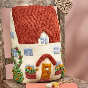 Stickmönster: "Home Comforts Cushion" Huskudde med blommiga fönsterlådor (PDF-nedladdning)