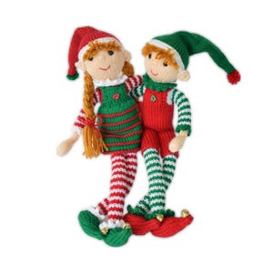Puede incluir: Dos muñecas elfas de punto. Una muñeca lleva un gorro rojo, un vestido verde y mallas a rayas rojas y blancas. La otra muñeca lleva un gorro verde, un mono rojo y mallas a rayas verdes y blancas. Ambas muñecas tienen pelo rojo y zapatos de elfo.