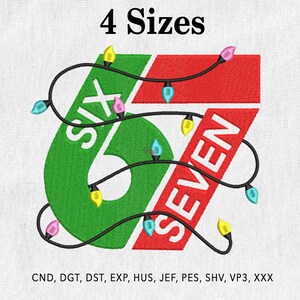 Puede incluir: Un diseño bordado con los números "6" y "7" en verde y rojo, con las palabras "SIX" y "SEVEN" bordadas en blanco. Una cadena de luces navideñas de colores envuelve los números. El texto "4 Sizes" está en la parte superior.