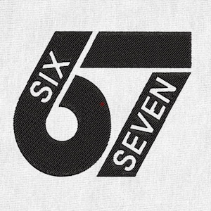 Könnte beinhalten: Gestickter Aufnäher mit den Wörtern "SIX" und "SEVEN", die eine große "6" einrahmen, alles in Weiß auf schwarzem Hintergrund. Das Design befindet sich auf einem weißen Stoff.