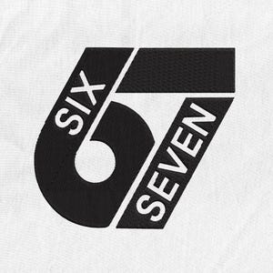 Puede incluir: Diseño gráfico en blanco y negro con las palabras "SIX" y "SEVEN" en una fuente audaz y estilizada. El diseño incorpora un gran número "6" con una abertura circular y un "7" inclinado. El fondo es blanco liso.