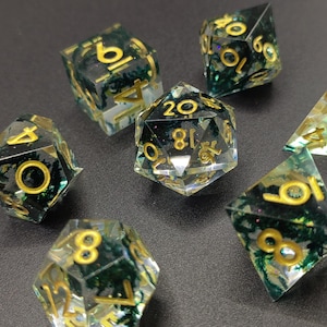 Bosmosdobbelstenen, op de natuur geïnspireerde veelhoekige dobbelstenen voor D&D RPG, scherp gerande groene fantasiedobbelstenen, uniek TTRPG-cadeau