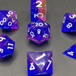 Juego de dados de resina de dos tonos: dados poliédricos hechos a mano con bordes afilados para D&D, dados de rol de colores divididos, regalo para juegos de mesa.