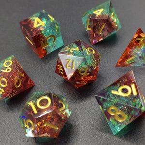 Juego de dados Emberstorm, dados de resina de fuego y esmeralda con números dorados, dados poliédricos de borde afilado para juegos de rol de D&D.