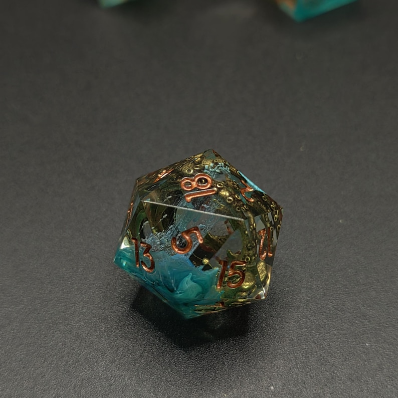 Juego de dados Forgotten Depths para D&D, dados de resina del océano antiguo con núcleo de tentáculos, dados de rol inspirados en ruinas, dados poliédricos de mesa. imagen 3