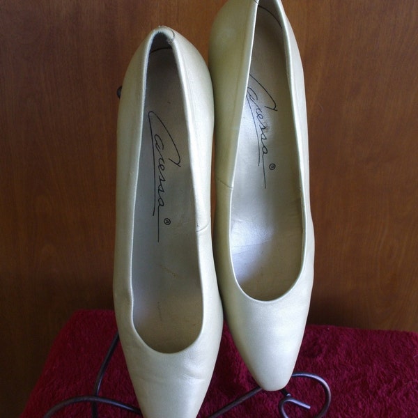 Caressa Gold High Heel Pumps - Vintage - One Inch Heel - Party - Office - Gifts