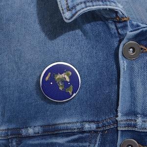 Aangepaste platte kaartspeldknoppen met wereldkaartontwerp | Uniek cadeau, milieuvriendelijke accessoires, leuk fashionstatement, statementspelden