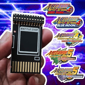 Puede incluir: Un Battle Chip negro con conectores dorados, sostenido en una mano, con el texto "BATTLE CHIP" en blanco. La imagen también presenta logotipos de los videojuegos MegaMan Battle Network 4 y 5, incluyendo "Red Sun" y "Blue Moon".