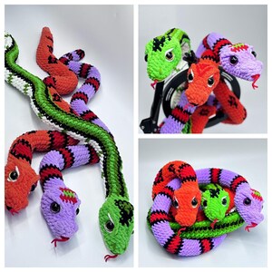 Peut inclure: Des jouets serpents crochet&eacute;s aux couleurs vives. Les serpents pr&eacute;sentent des motifs rouges, verts, violets et blancs. Chaque serpent a une t&ecirc;te d&eacute;taill&eacute;e avec des yeux noirs et une langue rouge. Les jouets sont doux et semblent faits &agrave; la main, parfaits pour les enfants ou comme objets d&eacute;coratifs.