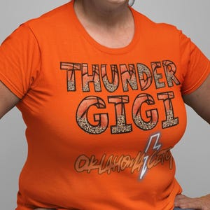 Camiseta OKC Thunder GIGI para mamás de baloncesto, ropa para fanáticos de la NBA OKC, regalo para fanáticos de los Thunder, regalo para Gigi, regalo del día del juego de los playoffs de los Thunder para ella