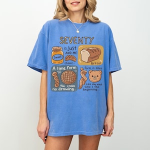 Camiseta gráfica de pan divertido - Linda camiseta retro de dibujos animados de comida - Camiseta caprichosa de oso kawaii y pan - Camiseta azul extragrande estética