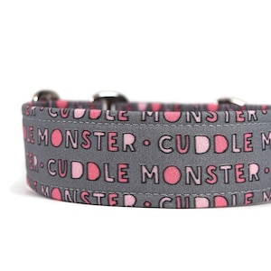 Kuschelmonster im rosa Halsband - Individuelles Hundehalsband - Martingale - Haustierzubehör - Designer-Hundehalsband - Katzenhalsband