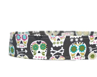 Coleira de cachorro com caveiras pintadas: tecido de algodão cinza, estilo Martingale
