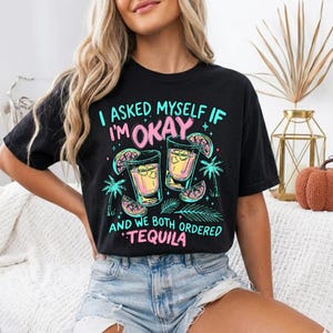 Zabawna koszulka z tequilą, zastanawiałem się, czy wszystko w porządku i oboje zamówiliśmy tequilę, koszulka z dziewczyną na wycieczkę, koszulka z imprezą Margarita, humor o piciu