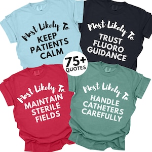 Puede incluir: Cuatro camisetas en azul claro, rojo, negro y verde claro, cada una con un diseño de texto blanco único. Las camisetas dicen "Most Likely To" seguido de frases como "Keep Patients Calm" y "Maintain Sterile Fields". Un gráfico circular dice "75+ Quotes".